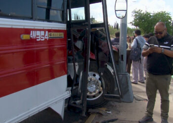 Camión escolar choca contra poste; hay varios lesionados leves