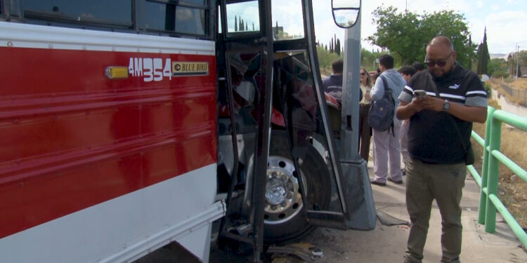 Camión escolar choca contra poste; hay varios lesionados leves
