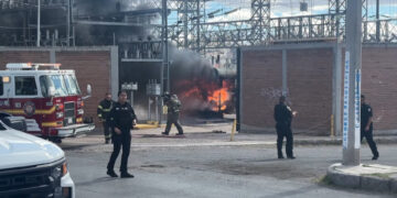 Incendio en subestación de CFE provoca apagón en varias colonias de la capital