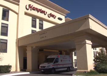 Encuentran a hombre en estado delicado en el hotel Hampton Inn