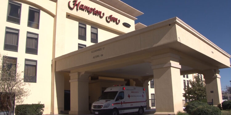 Encuentran a hombre en estado delicado en el hotel Hampton Inn