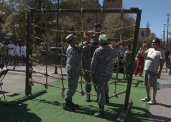 Clausuran actividades por aniversario del Ejército y Fuerza Aérea en Plaza de Armas