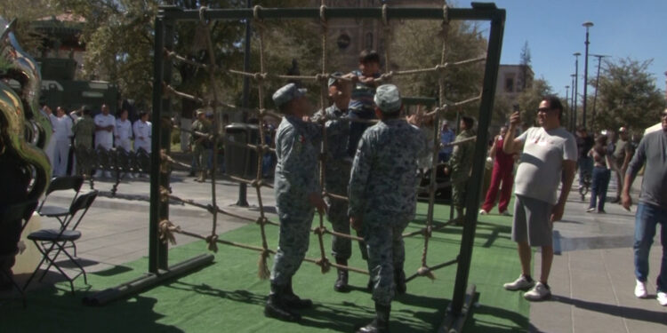 Clausuran actividades por aniversario del Ejército y Fuerza Aérea en Plaza de Armas