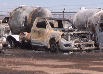 Siete pipas calcinadas tras el incendio en gasera de Aldama