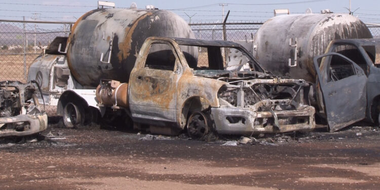 Siete pipas calcinadas tras el incendio en gasera de Aldama