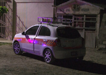 Asaltan con violencia a taxista en Delicias; lo dejan fracturado y roban su unidad