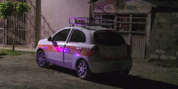 Asaltan con violencia a taxista en Delicias; lo dejan fracturado y roban su unidad