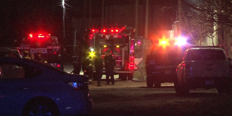 Fuerte incendio en Granjas del Valle consume madera y daña viviendas