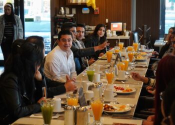 Se reúne Rafa Loera con estudiantes de la URN