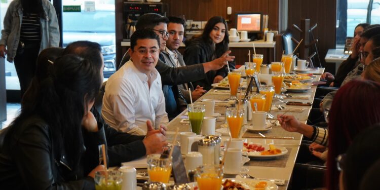 Se reúne Rafa Loera con estudiantes de la URN