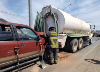 Hombre queda atrapado tras choque en la salida a Cuauhtémoc