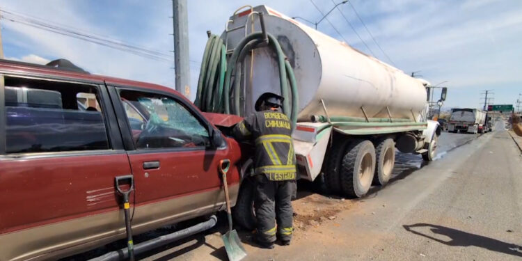 Hombre queda atrapado tras choque en la salida a Cuauhtémoc