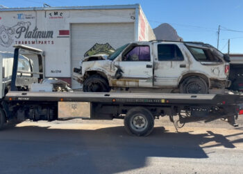 Joven ebrio choca y vuelca camioneta en la colonia Francisco Domínguez