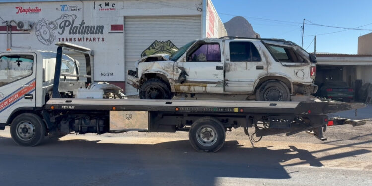 Joven ebrio choca y vuelca camioneta en la colonia Francisco Domínguez