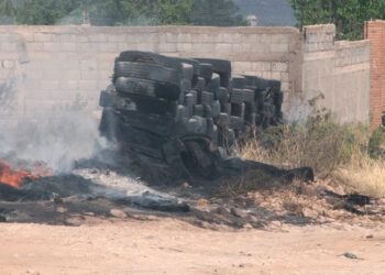 Quema de llantas moviliza a bomberos en la colonia Felipe Ángeles