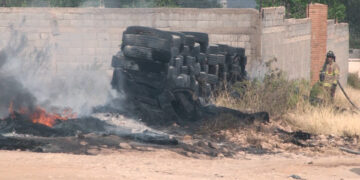 Quema de llantas moviliza a bomberos en la colonia Felipe Ángeles