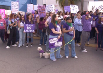 Marchan mujeres por el Día Internacional de la Mujer en la capital