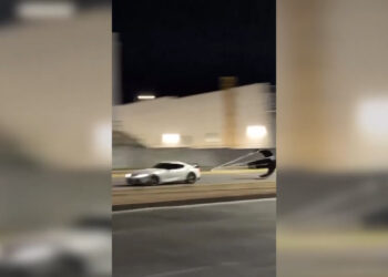 Vehículo deportivo detenido con paracaídas durante carreras clandestinas