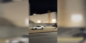 Vehículo deportivo detenido con paracaídas durante carreras clandestinas