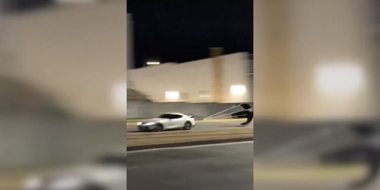 Vehículo deportivo detenido con paracaídas durante carreras clandestinas