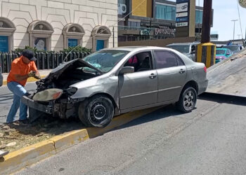 Conductor ileso tras chocar su vehículo contra poste y camioneta en Periférico