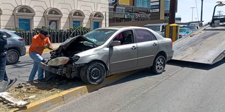 Conductor ileso tras chocar su vehículo contra poste y camioneta en Periférico