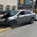 Conductor ileso tras chocar su vehículo contra poste y camioneta en Periférico