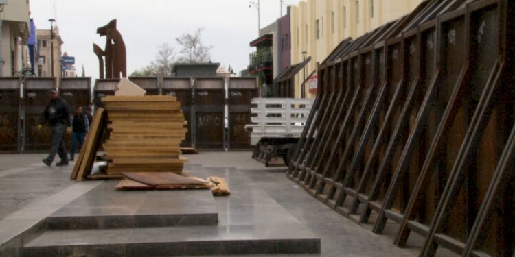 Retiran barreras metálicas en edificios gubernamentales de Chihuahua