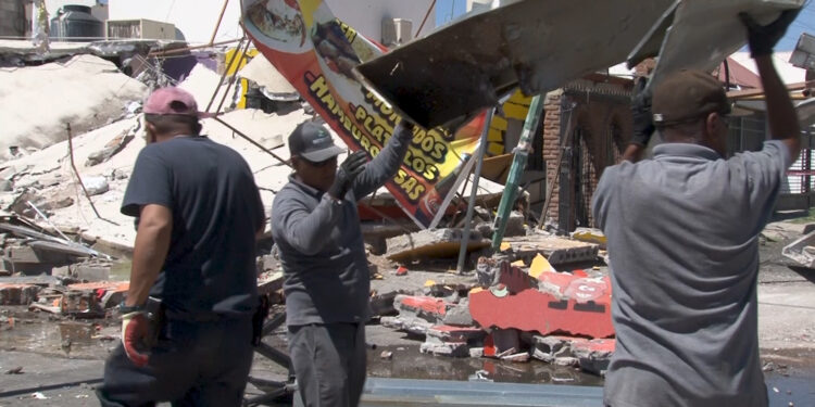 Inician limpieza tras explosión en taquería “El Navegante”