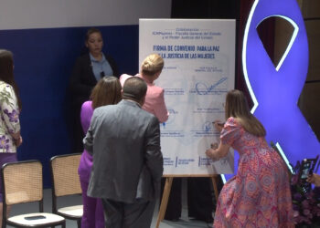 Firma Maru Campos convenio “Paz y Justicia de las Mujeres” en Chihuahua