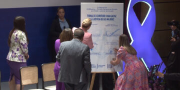 Firma Maru Campos convenio “Paz y Justicia de las Mujeres” en Chihuahua