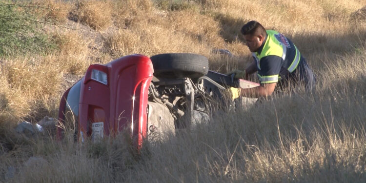 Vuelca vehículo en la carretera 45 entre Meoqui y Delicias