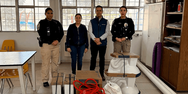 Rewo y Policía de Proximidad donan baños al CAM “Paula Aun de Aguirre”