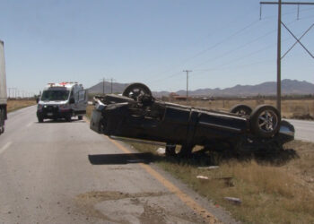 Hombre resulta lesionado tras volcar su pickup en carretera a Ciudad Juárez