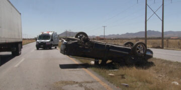 Hombre resulta lesionado tras volcar su pickup en carretera a Ciudad Juárez