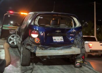 Tráiler provoca volcadura y huye en la colonia Lealtad