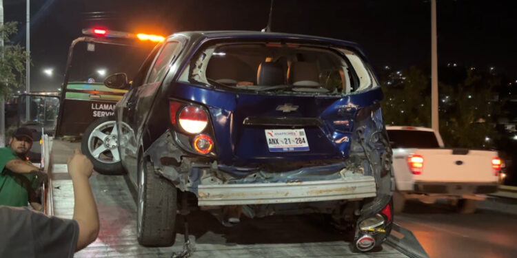 Tráiler provoca volcadura y huye en la colonia Lealtad