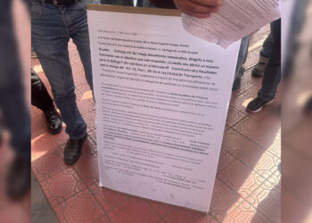 Retén Ciudadano limpia placa de Marisela Escobedo y rinde homenaje floral