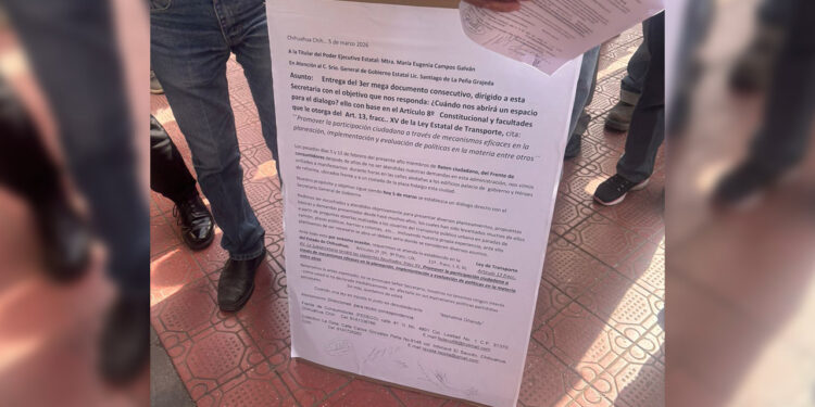 Retén Ciudadano limpia placa de Marisela Escobedo y rinde homenaje floral