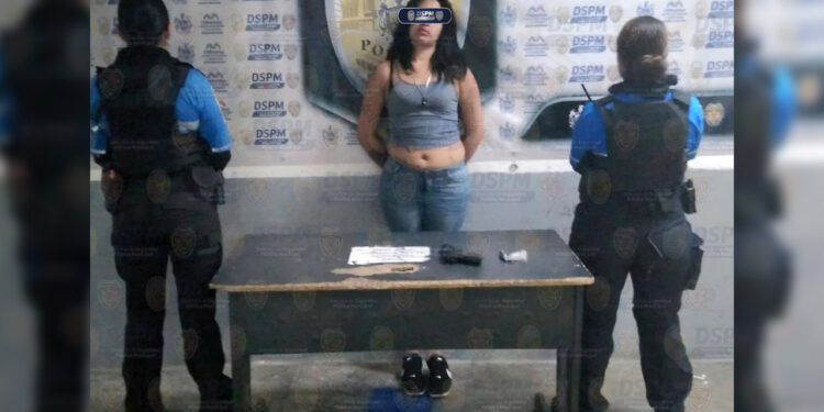 Detenida tras localizarle supuesta drog4 y arma de utilería; ya contaba con una orden de aprehensión