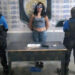 Detenida tras localizarle supuesta drog4 y arma de utilería; ya contaba con una orden de aprehensión
