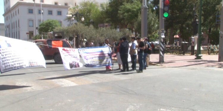 Habitantes bloquean avenida Aldama por falta de medicamentos