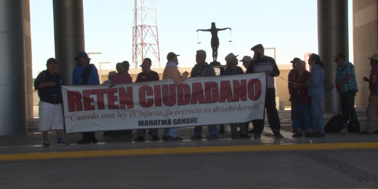 Manifestantes protestan en el Tribunal Superior de Justicia por desalojo de adulto mayor