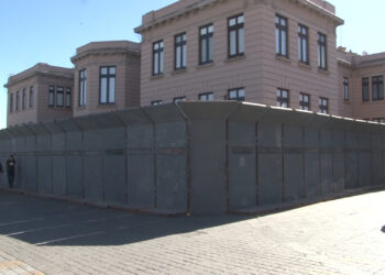 Ciudadanos expresan molestia por cierres y vallas en edificios públicos