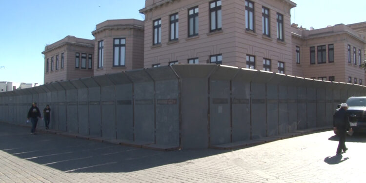 Ciudadanos expresan molestia por cierres y vallas en edificios públicos