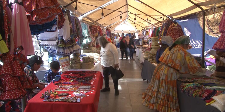 Instalan bazar rarámuri en la Plaza de Armas
