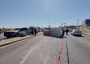 Volcadura de camioneta de carga impacta patrulla en Los Nogales
