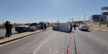 Volcadura de camioneta de carga impacta patrulla en Los Nogales