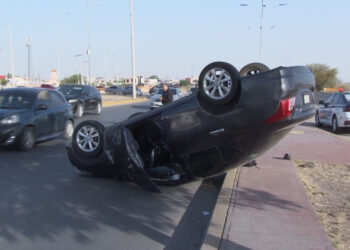 Vuelca al intentar incorporarse a la Vialidad Sacramento