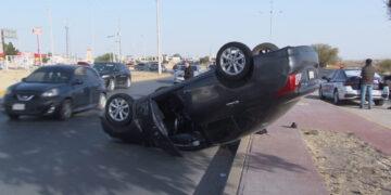 Vuelca al intentar incorporarse a la Vialidad Sacramento